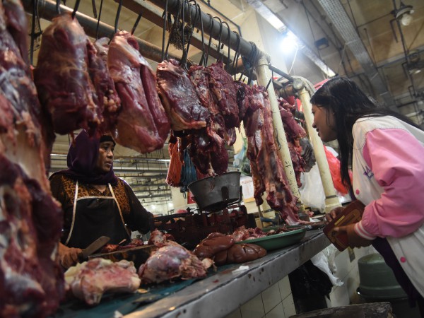 Seorang pedagang menimbang potongan daging sapi di Pasar Tradisional Surabaya, Jawa Timur, Senin (8/2).